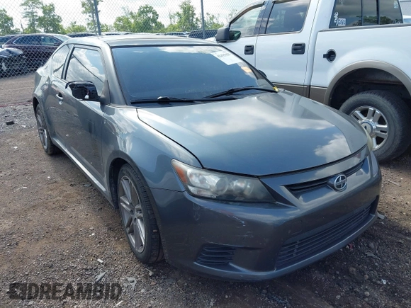 2011 Scion tC z VIN JTKJF5C74B3008878, wystawiony jako IAAI lot #42435425 z przebiegiem 152 737 mil mil oraz . Historia ofert i sprzedaży dostępna na DreamBid. Obrazek 1.