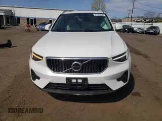 2025 Volvo XC40 Plus Bright Theme z VIN YV4L12UE6S2547385, wystawiony jako Copart lot #54303065 z przebiegiem 3158 mil mil oraz Szkody całkowita. Historia ofert i sprzedaży dostępna na DreamBid. Obrazek 5.