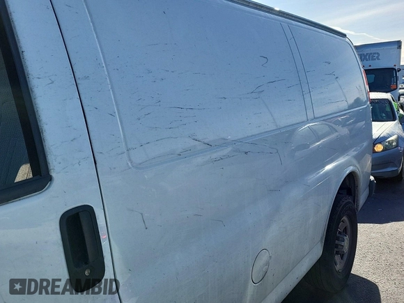 2020 Chevrolet Express Cargo z VIN 1GCWGAFG8L1252738, wystawiony jako IAAI lot #42617603 z przebiegiem 65 745 mil mil oraz . Historia ofert i sprzedaży dostępna na DreamBid. Obrazek 3.