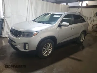 2015 Kia Sorento LX z VIN 5XYKTCA60FG571754, wystawiony jako Copart lot #56938105 z przebiegiem 104 095 mil mil oraz Szkoda całkowita • Salvage title. Historia ofert i sprzedaży dostępna na DreamBid. Obrazek 1.