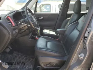 2022 Jeep Renegade Trailhawk z VIN ZACNJDC11NPN55195, wystawiony jako Copart lot #52811305 z przebiegiem 57 688 mil mil oraz Szkoda całkowita • Salvage title. Historia ofert i sprzedaży dostępna na DreamBid. Obrazek 7.