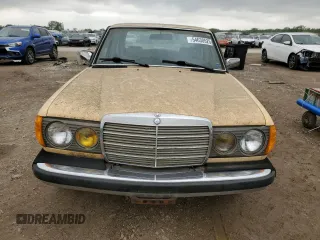 1983 Mercedes-Benz 300 with VIN WDBAB33A2DB030078, listed as a Copart auction lot 54630525 with 233,016 mi miles and Clean Title. Bid and sale history available at carsss.com. Image 5.