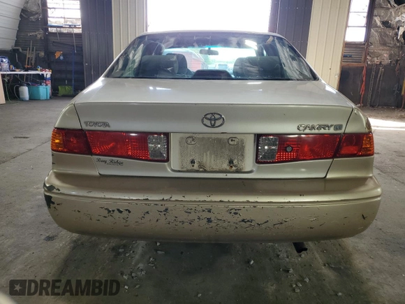2001 Toyota Camry CE z VIN 4T1BG28K71U783281, wystawiony jako Copart lot #56876585 z przebiegiem 110 735 mil mil oraz Czysty tytuł • Clean title. Historia ofert i sprzedaży dostępna na DreamBid. Obrazek 6.