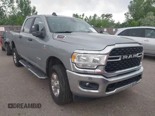 2024 Ram 2500 Big Horn z VIN 3C6UR5DL5RG154048, wystawiony jako IAAI lot #42500524 z przebiegiem 41 177 mil mil oraz . Historia ofert i sprzedaży dostępna na DreamBid. Obrazek 1.