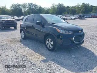 2020 Chevrolet Trax LS z VIN KL7CJKSB2LB035889, wystawiony jako IAAI lot #42552872 z przebiegiem 58 367 mil mil oraz . Historia ofert i sprzedaży dostępna na DreamBid. Obrazek 1.
