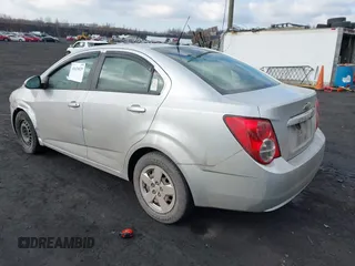 2014 Chevrolet Sonic LS z VIN 1G1JA5SG4E4144989, wystawiony jako IAAI lot #41638629 z przebiegiem 52 440 mil mil oraz . Historia ofert i sprzedaży dostępna na DreamBid. Obrazek 3.