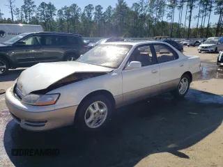 1995 Lexus ES with VIN JT8GK13T4S0107221, listed as a Copart auction lot 47942945 with 182,650 mi miles and Salvage Title. Bid and sale history available at carsss.com. Image 1.