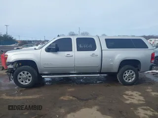 2011 GMC Sierra 2500HD SLT z VIN 1GT121C86BF242488, wystawiony jako IAAI lot #41644211 z przebiegiem 163 233 mil mil oraz . Historia ofert i sprzedaży dostępna na DreamBid. Obrazek 15.