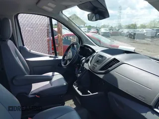 2017 Ford Transit z VIN 1FTYR1ZM1HKB13413, wystawiony jako IAAI lot #42117599 z przebiegiem 114 620 mil mil oraz . Historia ofert i sprzedaży dostępna na DreamBid. Obrazek 5.