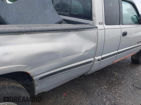 1999 Dodge 1500 z VIN 1B7HC13Z2XJ568376, wystawiony jako IAAI lot #42208937 z przebiegiem 232 834 mil mil oraz . Historia ofert i sprzedaży dostępna na DreamBid. Obrazek 22.