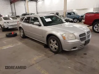 2005 Dodge Magnum SXT z VIN 2D4GZ48VX5H688672, wystawiony jako IAAI lot #41466285 z przebiegiem 183 124 mil mil oraz . Historia ofert i sprzedaży dostępna na DreamBid. Obrazek 1.