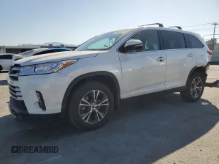 2019 Toyota Highlander LE z VIN 5TDZZRFHXKS323065, wystawiony jako Copart lot #52558675 z przebiegiem 63 143 mil mil oraz Szkoda całkowita • Salvage title. Historia ofert i sprzedaży dostępna na DreamBid. Obrazek 1.