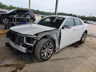 2018 Chrysler 300 Limited z VIN 2C3CCAEG7JH314035, wystawiony jako Copart lot #56311455 z przebiegiem 130 490 mil mil oraz Szkody całkowita. Historia ofert i sprzedaży dostępna na DreamBid. Obrazek 1.