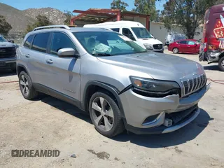 2020 Jeep Cherokee Limited z VIN 1C4PJLDBXLD580606, wystawiony jako IAAI lot #42238349 z przebiegiem 142 060 mil mil oraz . Historia ofert i sprzedaży dostępna na DreamBid. Obrazek 1.