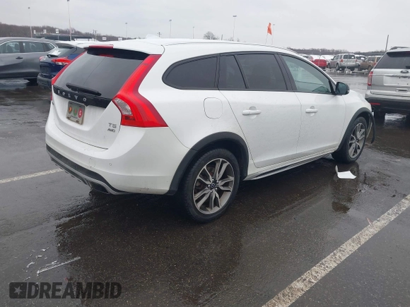 2015 Volvo V60 Cross Country T5 with VIN YV4612HK1F1001764, listed as a IAAI auction lot 41560997 with 69,888 mi miles. Bid and sale history available at carsss.com. Image 4.