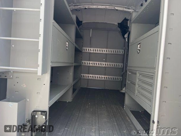 2023 Ford Transit Cargo z VIN 1FTBR1X87PKB99515, wystawiony jako IAAI lot #42789614 z przebiegiem 10 442 mil mil oraz . Historia ofert i sprzedaży dostępna na DreamBid. Obrazek 5.