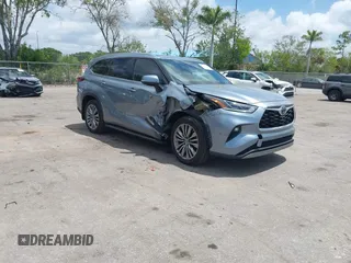 2022 Toyota Highlander Platinum z VIN 5TDFZRBHXNS175366, wystawiony jako IAAI lot #42149787 z przebiegiem 32 235 mil mil oraz . Historia ofert i sprzedaży dostępna na DreamBid. Obrazek 1.
