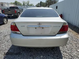 2006 Toyota Camry LE z VIN 4T1BF30K16U630147, wystawiony jako Copart lot #59696815 z przebiegiem 168 727 mil mil oraz Czysty tytuł • Clean title. Historia ofert i sprzedaży dostępna na DreamBid. Obrazek 6.