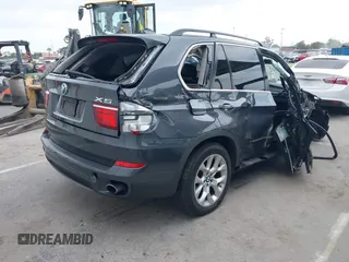 2013 BMW X5 xDrive35i z VIN 5UXZV4C57D0E04976, wystawiony jako IAAI lot #42111435 z przebiegiem 160 226 mil mil oraz . Historia ofert i sprzedaży dostępna na DreamBid. Obrazek 4.