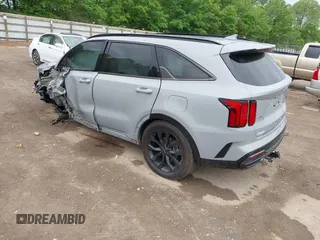 2022 Kia Sorento SX z VIN 5XYRKDLF2NG119453, wystawiony jako IAAI lot #42157576 z przebiegiem 66 733 mil mil oraz . Historia ofert i sprzedaży dostępna na DreamBid. Obrazek 3.