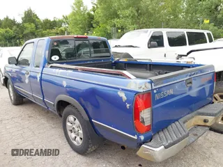 1999 Nissan Frontier XE z VIN 1N6DD26S5XC319085, wystawiony jako IAAI lot #42469039 z przebiegiem 59 251 mil mil oraz . Historia ofert i sprzedaży dostępna na DreamBid. Obrazek 3.