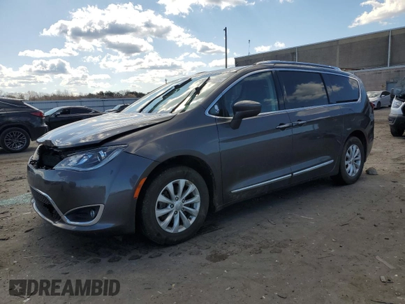 2018 Chrysler Pacifica Touring L z VIN 2C4RC1BGXJR142653, wystawiony jako Copart lot #50708575 z przebiegiem 136 816 mil mil oraz Szkody całkowita. Historia ofert i sprzedaży dostępna na DreamBid. Obrazek 1.