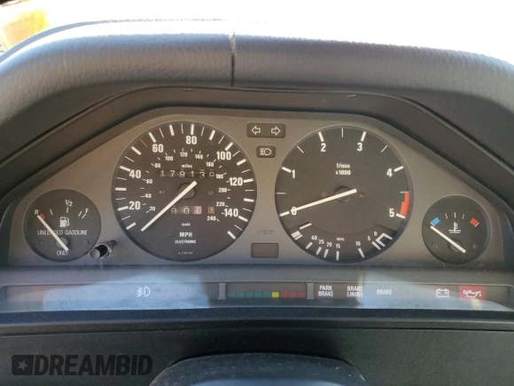 1985 BMW 3 Series 325e z VIN WBAAE6405F0704199, wystawiony jako Copart lot #47845925 z przebiegiem 179 139 mil mil oraz Nie do naprawy • Non repairable. Historia ofert i sprzedaży dostępna na DreamBid. Obrazek 9.