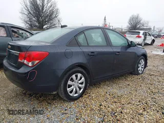2015 Chevrolet Cruze LS z VIN 1G1PA5SH0F7274058, wystawiony jako IAAI lot #41735357 z przebiegiem 118 993 mil mil oraz . Historia ofert i sprzedaży dostępna na DreamBid. Obrazek 4.