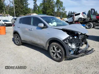 2020 Kia Sportage LX z VIN KNDPMCAC6L7633935, wystawiony jako Copart lot #56566005 z przebiegiem Nie podano mil oraz Czysty tytuł • Clean title. Historia ofert i sprzedaży dostępna na DreamBid. Obrazek 4.