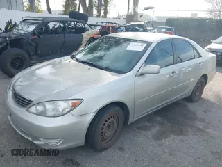2005 Toyota Camry STD z VIN 4T1BE32K45U399095, wystawiony jako IAAI lot #41609211 z przebiegiem 244 705 mil mil oraz . Historia ofert i sprzedaży dostępna na DreamBid. Obrazek 17.