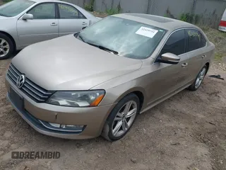 2015 Volkswagen Passat Sport z VIN 1VWBT7A34FC023206, wystawiony jako IAAI lot #42429741 z przebiegiem 119 079 mil mil oraz . Historia ofert i sprzedaży dostępna na DreamBid. Obrazek 2.
