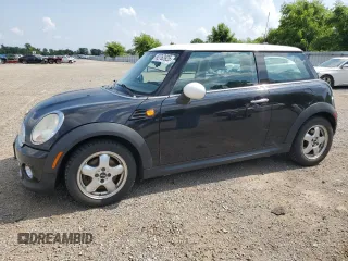 2011 MINI Hardtop z VIN WMWSU3C51BT183638, wystawiony jako Copart lot #62762925 z przebiegiem Nie podano mil oraz Nie do naprawy • Non repairable. Historia ofert i sprzedaży dostępna na DreamBid. Obrazek 1.