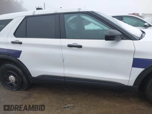 2022 Ford Police Interceptor Utility z VIN 1FM5K8AB5NGA54483, wystawiony jako IAAI lot #41562308 z przebiegiem 65 002 mil mil oraz . Historia ofert i sprzedaży dostępna na DreamBid. Obrazek 13.