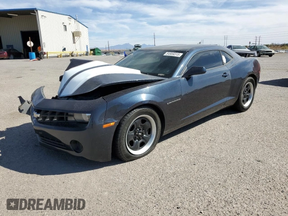 2013 Chevrolet Camaro LS z VIN 2G1FA1E37D9166438, wystawiony jako Copart lot #54959315 z przebiegiem 140 248 mil mil oraz Szkoda całkowita • Salvage title. Historia ofert i sprzedaży dostępna na DreamBid. Obrazek 1.
