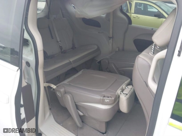 2017 Chrysler Pacifica Touring-L with VIN 2C4RC1BG4HR620902, listed as a IAAI auction lot 41480787 with 100,274 mi miles. Bid and sale history available at carsss.com. Image 8.