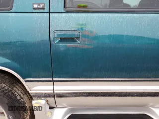 1996 GMC Suburban z VIN 1GKEC16R2TJ714191, wystawiony jako Copart lot #74660264 z przebiegiem 186 801 mil mil oraz Szkody całkowita. Historia ofert i sprzedaży dostępna na DreamBid. Obrazek 12.