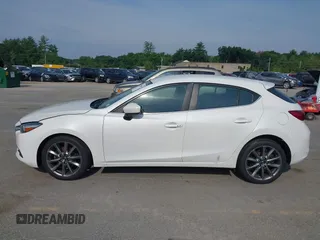 2018 Mazda 3 Touring z VIN 3MZBN1L35JM210093, wystawiony jako IAAI lot #39810891 z przebiegiem 110 052 mil mil oraz . Historia ofert i sprzedaży dostępna na DreamBid. Obrazek 14.