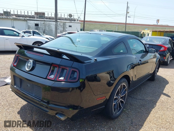 2013 Ford Mustang V6 z VIN 1ZVBP8AM7D5245937, wystawiony jako IAAI lot #41942028 z przebiegiem 207 037 mil mil oraz . Historia ofert i sprzedaży dostępna na DreamBid. Obrazek 4.