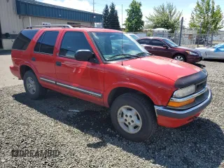 2000 Chevrolet Blazer LT z VIN 1GNDT13W8Y2392666, wystawiony jako Copart lot #56652895 z przebiegiem 223 924 mil mil oraz Szkoda całkowita • Salvage title. Historia ofert i sprzedaży dostępna na DreamBid. Obrazek 4.