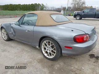 2002 Mazda MX-5 Miata Cloth z VIN JM1NB353X20227591, wystawiony jako IAAI lot #42066430 z przebiegiem 79 585 mil mil oraz . Historia ofert i sprzedaży dostępna na DreamBid. Obrazek 3.