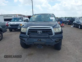 2013 Toyota Tundra z VIN 5TFDW5F13DX302067, wystawiony jako IAAI lot #42461336 z przebiegiem 124 876 mil mil oraz . Historia ofert i sprzedaży dostępna na DreamBid. Obrazek 12.