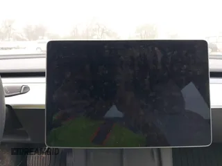 2023 Tesla Model 3 z VIN 5YJ3E1EA4PF384642, wystawiony jako IAAI lot #41496074 z przebiegiem 10 860 mil mil oraz . Historia ofert i sprzedaży dostępna na DreamBid. Obrazek 7.
