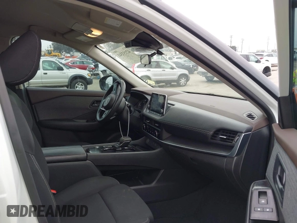 2023 Nissan Rogue S z VIN 5N1BT3AA1PC882132, wystawiony jako IAAI lot #42153341 z przebiegiem 29 164 mil mil oraz . Historia ofert i sprzedaży dostępna na DreamBid. Obrazek 5.