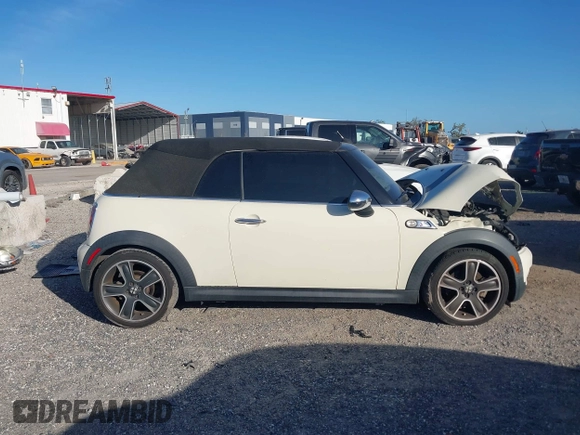 2010 MINI Convertible S z VIN WMWMS3C57ATY08721, wystawiony jako IAAI lot #41740378 z przebiegiem 122 880 mil mil oraz . Historia ofert i sprzedaży dostępna na DreamBid. Obrazek 13.
