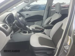 2019 Jeep Compass Latitude z VIN 3C4NJCBB5KT833253, wystawiony jako Copart lot #55097005 z przebiegiem 42 813 mil mil oraz Szkoda całkowita • Salvage title. Historia ofert i sprzedaży dostępna na DreamBid. Obrazek 7.