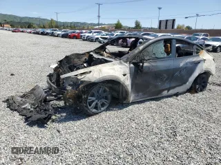 2022 Tesla Model Y Long Range z VIN 7SAYGDEE6NF362582, wystawiony jako Copart lot #52067355 z przebiegiem Nie podano mil oraz Nie do naprawy • Non repairable. Historia ofert i sprzedaży dostępna na DreamBid. Obrazek 1.