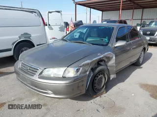 2001 Toyota Camry CE z VIN 4T1BG22K31U069513, wystawiony jako IAAI lot #42243673 z przebiegiem 137 241 mil mil oraz . Historia ofert i sprzedaży dostępna na DreamBid. Obrazek 2.