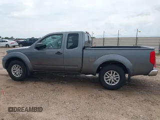 2017 Nissan Frontier SV z VIN 1N6DD0CU6HN720855, wystawiony jako IAAI lot #42474630 z przebiegiem 229 042 mil mil oraz . Historia ofert i sprzedaży dostępna na DreamBid. Obrazek 14.