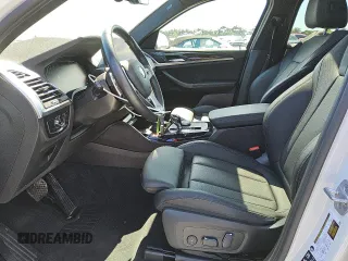 2024 BMW X4 xDrive30i z VIN 5UX33DT09R9W70709, wystawiony jako Copart lot #56997035 z przebiegiem 21 308 mil mil oraz Tytuł czysty. Historia ofert i sprzedaży dostępna na DreamBid. Obrazek 7.