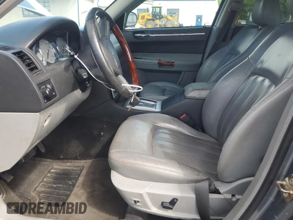 2006 Chrysler 300 C z VIN 2C3LA63HX6H439925, wystawiony jako Copart lot #56059655 z przebiegiem 206 856 mil mil oraz Czysty tytuł • Clean title. Historia ofert i sprzedaży dostępna na DreamBid. Obrazek 7.